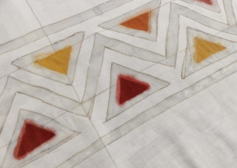 ベンガラと松煙（墨）によるロウケツ染めTシャツ（part1）