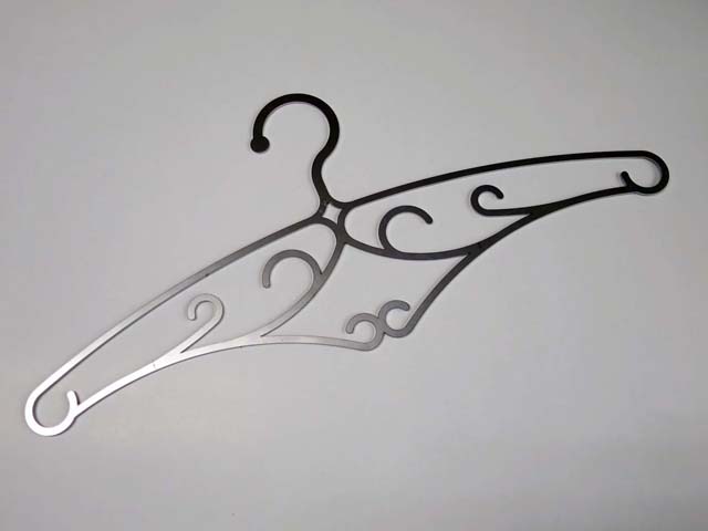 透かし彫りの “鉄のハンガー”