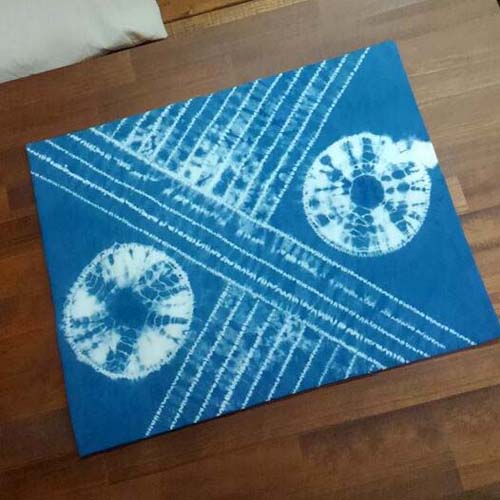 藍の絞り染めのランチョンマット