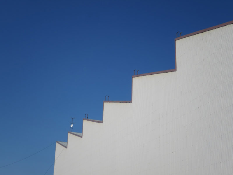 青空と工場の屋根