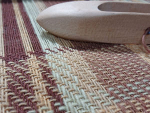 あまり毛糸でひざ掛けを織る。