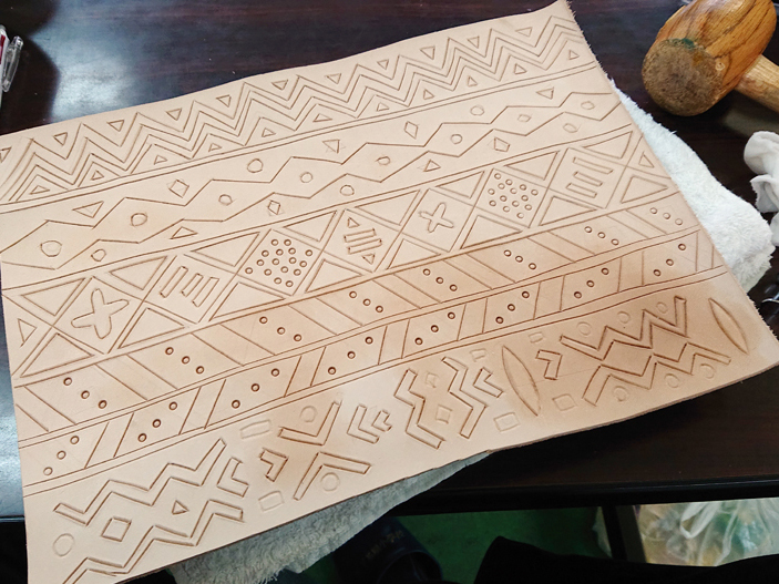 西アフリカの伝統泥染め風レザークラフト ①