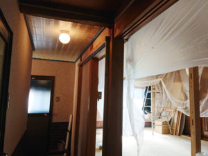 廊下の天井を塗る。