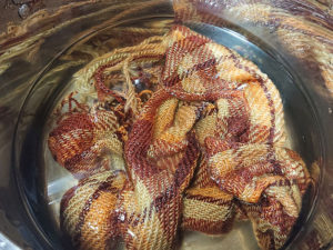 あまり毛糸でひざ掛けを織る（フリンジと縮絨）