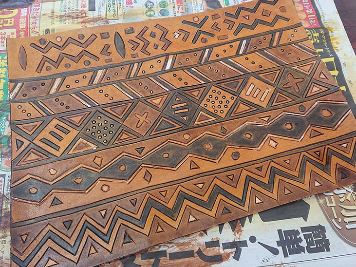 西アフリカの伝統泥染め風レザークラフト ③