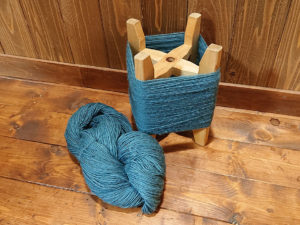藍染めのウールを糸に紡ぐ。
