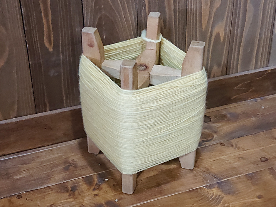 キハダ（黄蘗）で染めた原毛を糸にした。