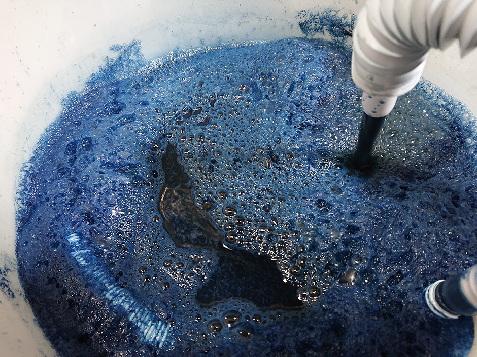 沈殿藍づくりに産業革命!