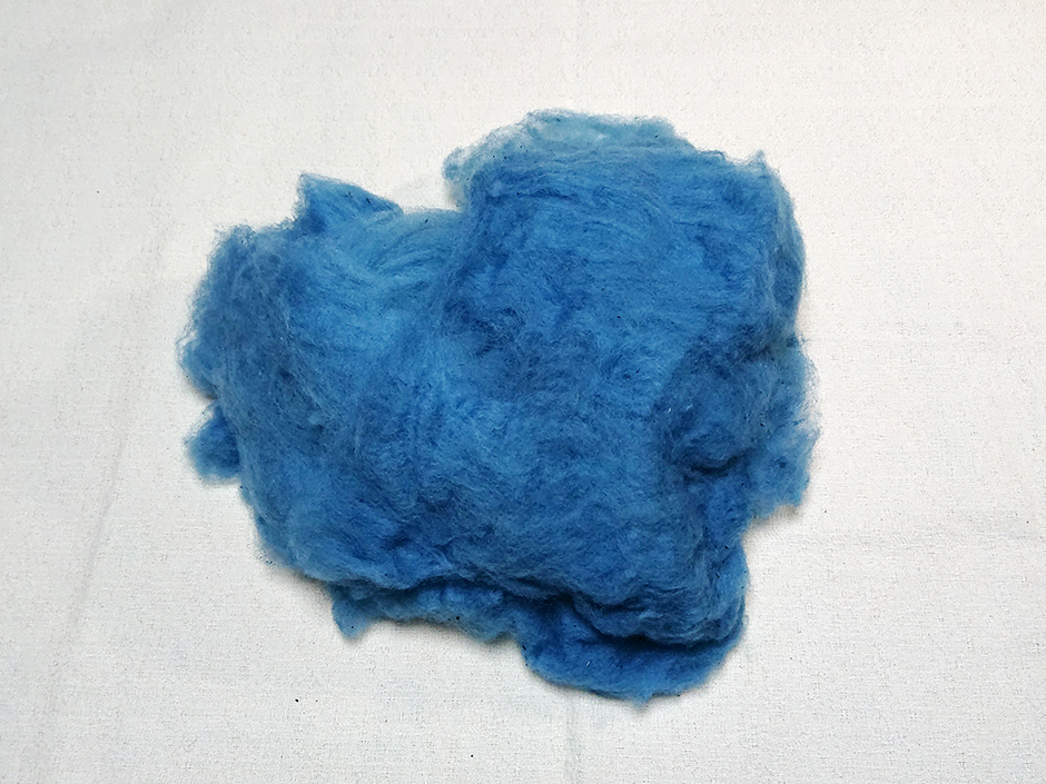 ウール（原毛）の藍の生葉染め