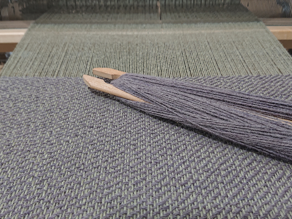 飛び斜紋のマフラーを織っています。