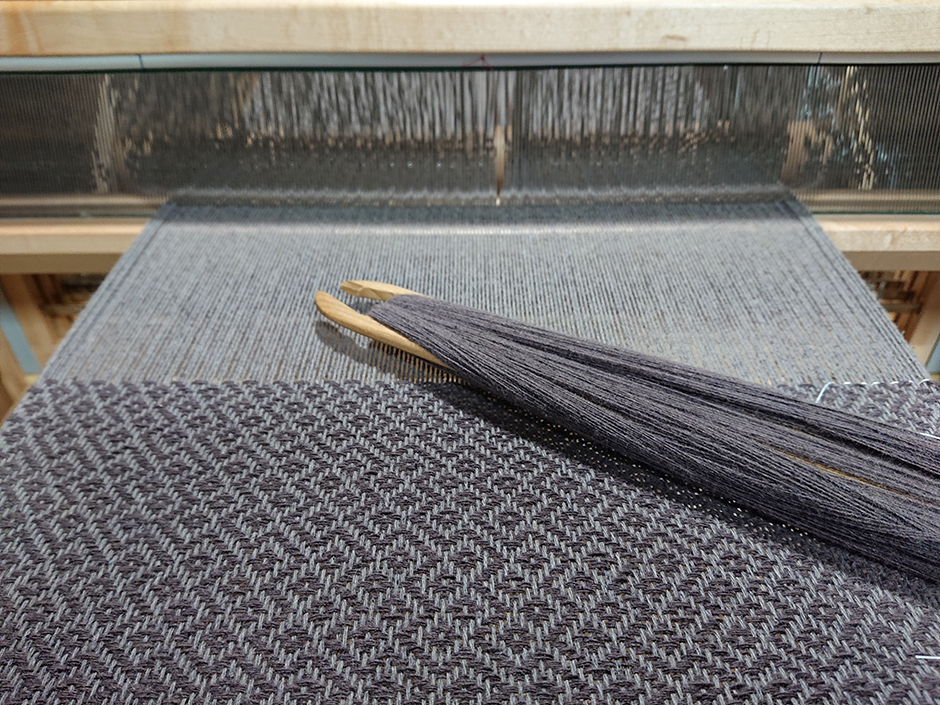 シックで上品な雰囲気のマフラー