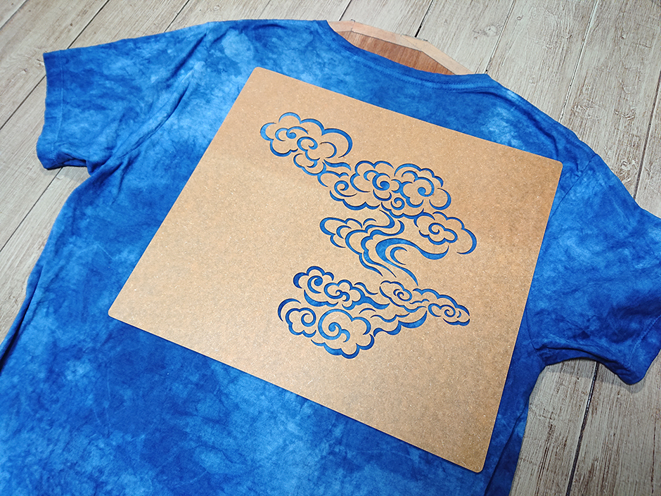 藍の型染めTシャツ