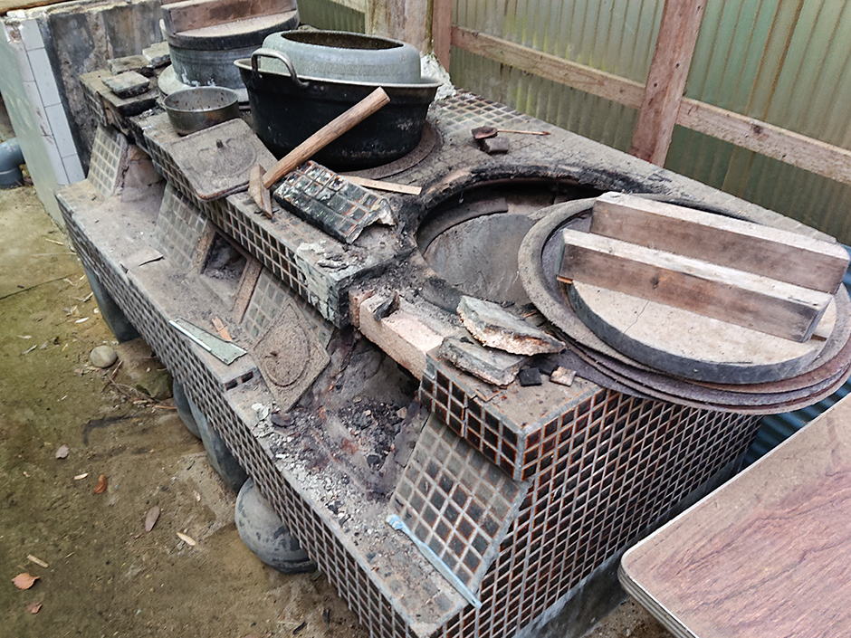 へっついさん(かまどの修理)