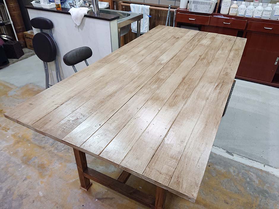 アンティーク風のワークテーブル