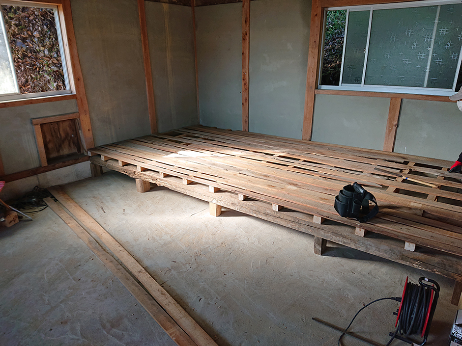 廃材の再利用で養蚕所を作る