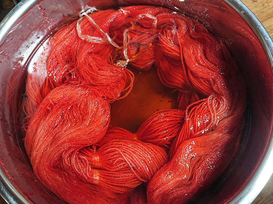 インドアカネで染めた毛糸