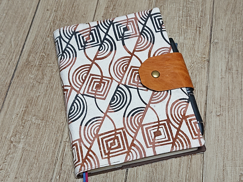 柿渋で型染めした手帳カバー