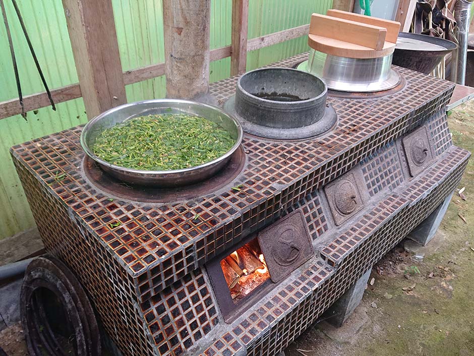 かまどでハルジオンを染める。