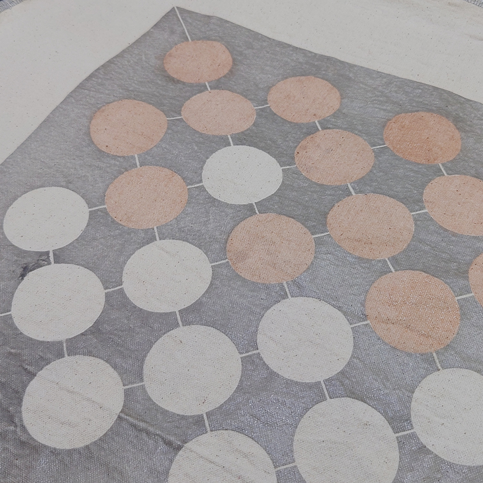 天然染料でカラフルなドット柄に！