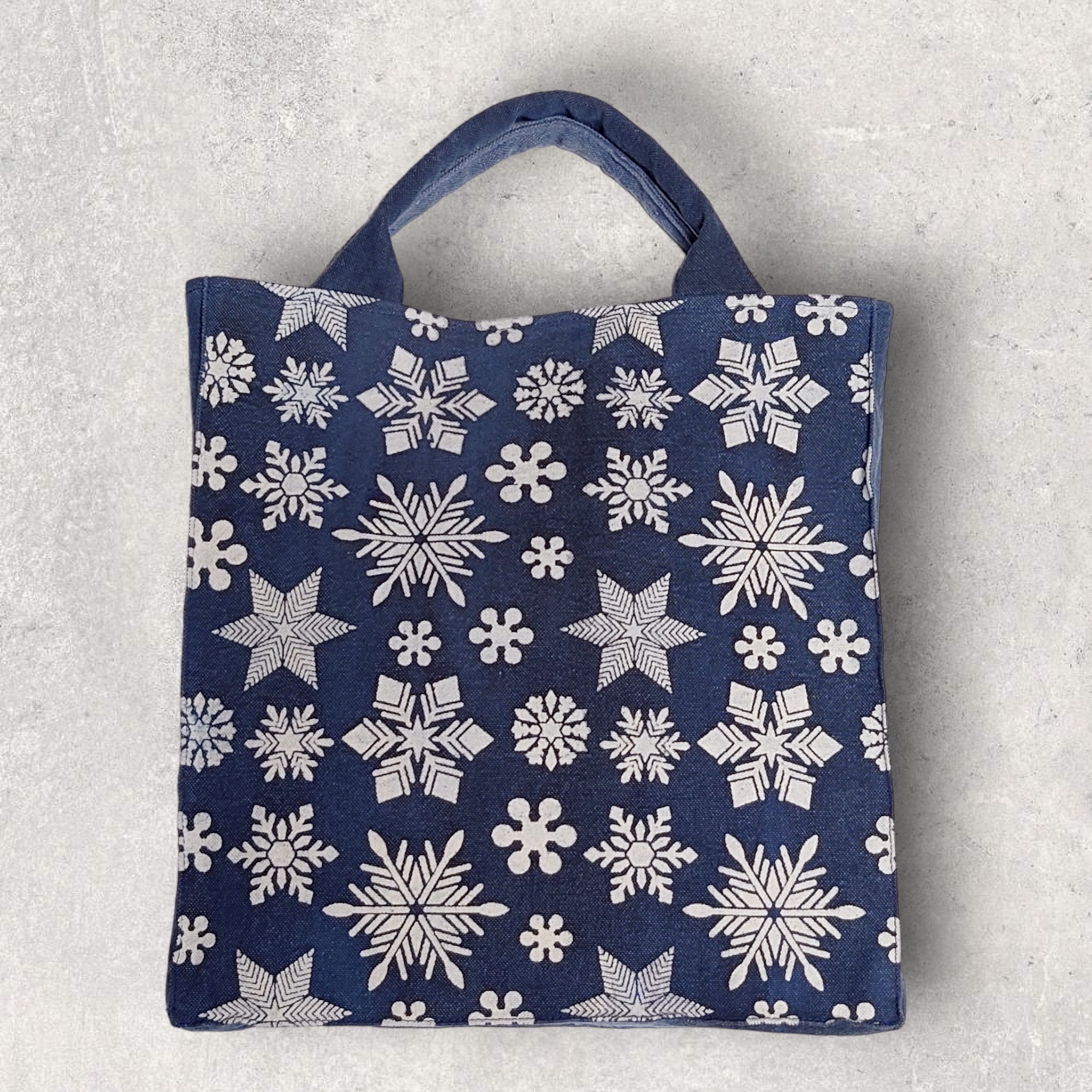 『リスマス ―― 冬の贈り物』展出品「雪の結晶バッグ」