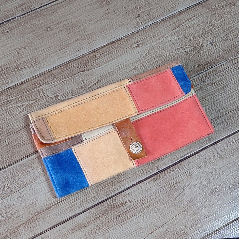 鹿革を草木染した製品づくり