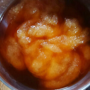 羊毛をタマネギで染める