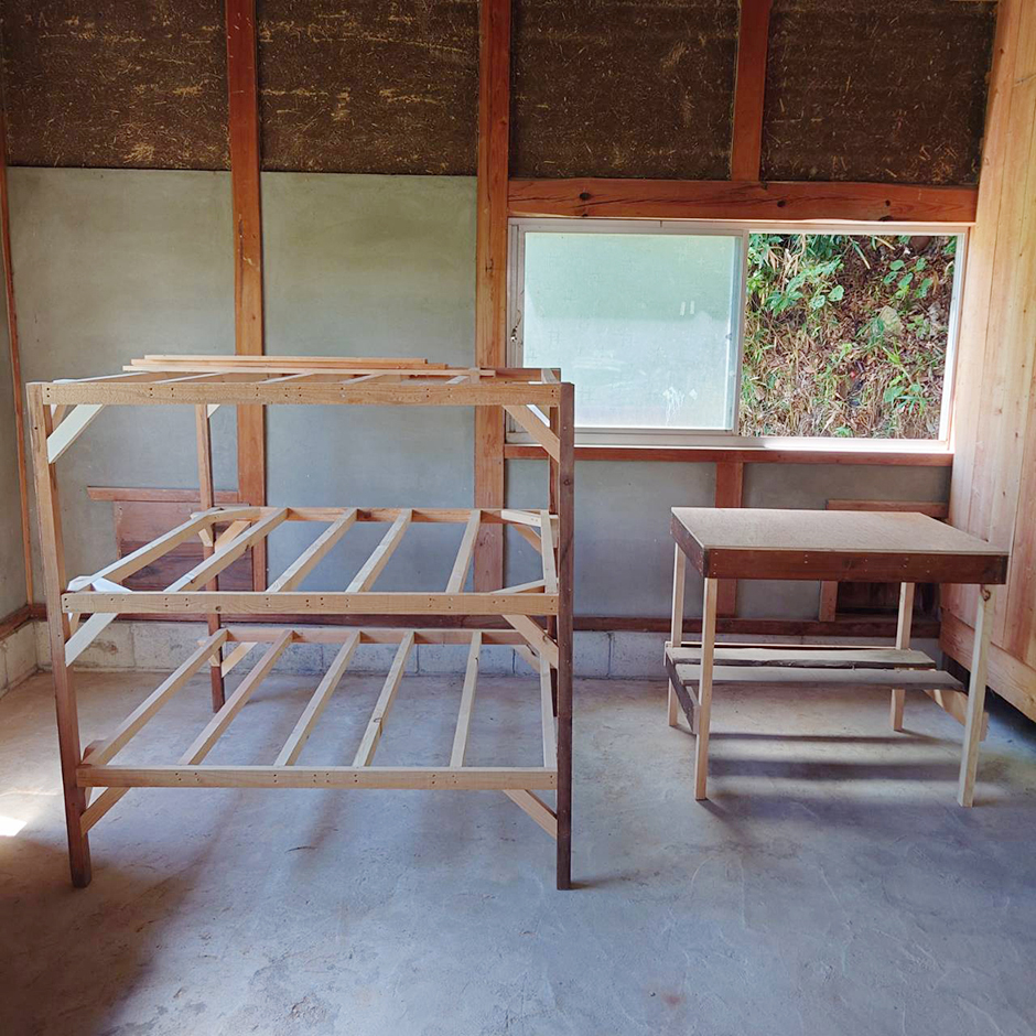 完成した養蚕部屋と棚