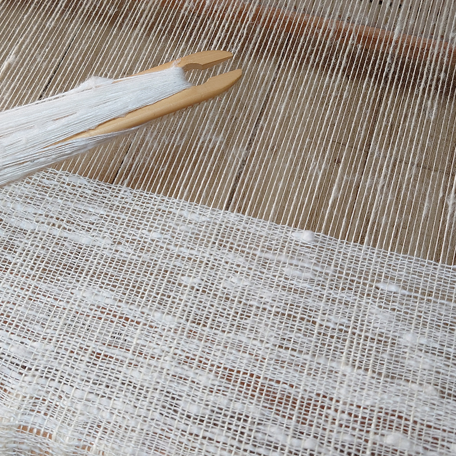 織機にかかったシルク